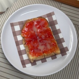 ขนมปังปิ้งสตอเบอรี่