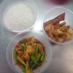 ข้าว+พริกแกงหมู+ไก่ทอดกระเทียม