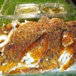 พิเศษ ข้าวปลาแกะ+น้ำจิ้มซีฟุ้ด