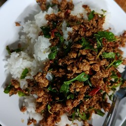 กระเพราหมูสับเป็นกับข้าว