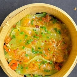เกี๊ยวสไตล์เว้ทำจากกระดาษข้าวและไส้หมูและกุ้ง