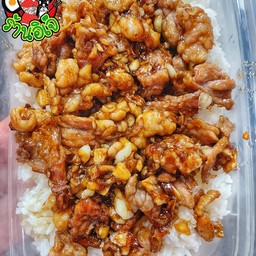 ข้าวเนื้อทอดกระเทียม
