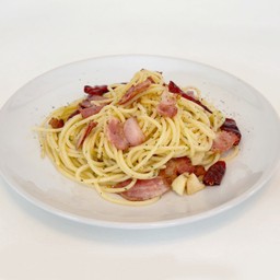 สปาเก็ตตี้เบคอนผัดพริกแห้ง