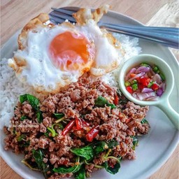 ข้าวกระเพราหมูไข่ดาว