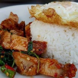 กระเพราหมูกรอบราดข้าว