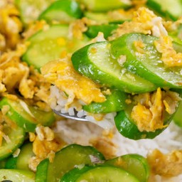 แตงผัดไข่ ราดข้าว