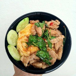 กะเพราแซ่บไข่ข้น byพี่หนวด