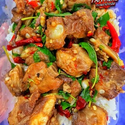 ข้าวผัดพริกแกงซี่โครงกระดูกอ่อน
