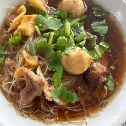 ก๋วยเตี๊ยวหมูน้ำตก เจ๊ต้อย 5 บาทในตำนาน