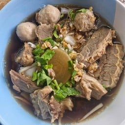 ก๋วยเตี๋ยวเนื้อตุ๋น -ลูกชิ้น