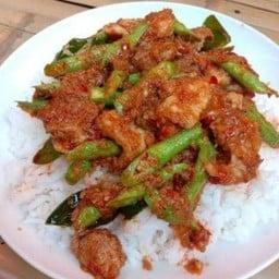 ข้าวพริกแกงหมูใส่ถั่ว