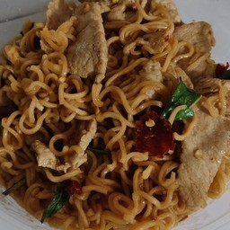 ผัดมาม่ากะเพราพริกแห้งหมูชิ้น