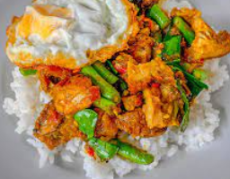 ข้าวราดผัดพริกแกง