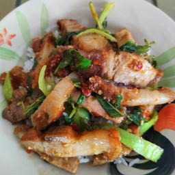 กระเพราหมูกรอบรสจัดจ้าน