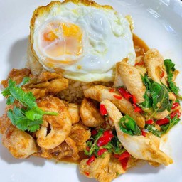 กระเพราไก่ราดข้าวไข่ดาว