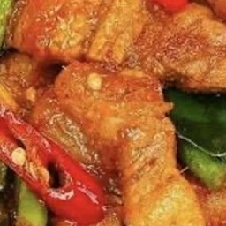 ข้าวพริกแกงหมูชิ้น พิเศษ