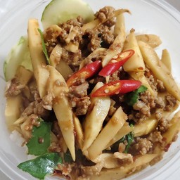 ผัดพริกแกงเนื้อสับ