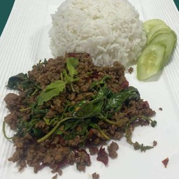 กระเพราเนื้อสับราดข้าว (พริกแห้ง)