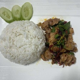 กระเพราไก่พริกแห้งราดข้าว
