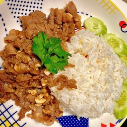 ข้าวทอดกระเทียมหมูชิ้น