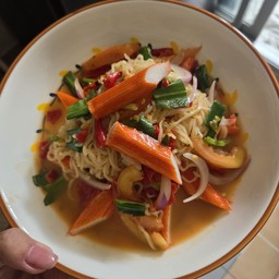 [อร่อยซ่ากับโค้ก] ยำมาม่าปูอัด +  โค้ก ออริจินัล (กระป๋อง) 