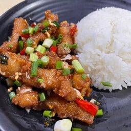 ข้าวหมูสามชั้นทอดคั่วพริกเกลือ