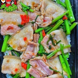ข้าวผัดคะน้าหมูสามชั้นสไลด์