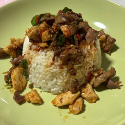 กระเพรารวม เครื่องใน + ไก่