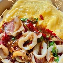 ข้าวกระเพราปลาหมึกไข่ข้น
