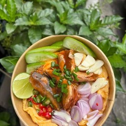 ข้าวไข่เจียวราดปลากระป๋องทรงเครื่อง