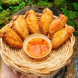 ปีกไก่ทอด ซอสน้ำปลา 8 ชิ้น