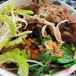 เส้นใหญ่เตี๋ยวไก่ทุกอย่างน่องไก่ฉีกตีนข้อเลือด