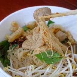 ก๋วยเตี๋ยวเรือน้ำตก Thai Noodle With Pork, Stewed Pork, Meatball, Pork Liver And Blood Soup