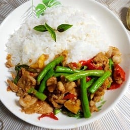 ข้าวหอมมะลิ ราดผัดพริกสดโหระพาถั่วฝักยาว