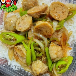 ข้าวผัดพริกหยวกลูกชิ้นหมู