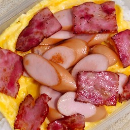 ข้าวไข้ข้น ไส้กรอกเบคอน