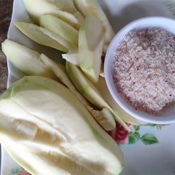 มะม่วงเเก้วจิ้มพริกเกลือ