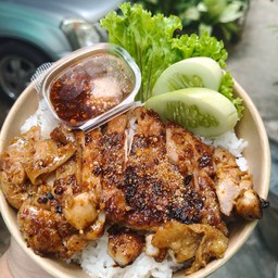 ข้าวไก่ย่างคลุกฝุ่นน้ำจิ้มแจ่ว