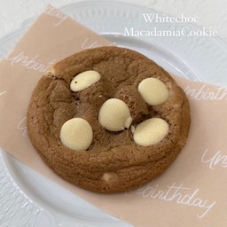 Whitechoc macadamia cookie