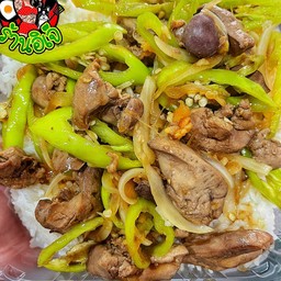 ข้าวผัดพริกหยวกเครื่องในไก่