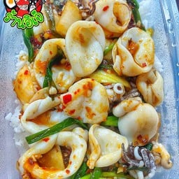 ข้าวผัดพริกแกงปลาหมึก