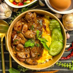 กะเพราเครื่องในไก่ผัดพริกแห้งราดข้าว