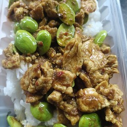 ผัดเผ็ดสะตอราดข้าว