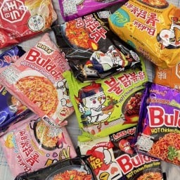 มาม่า แซ่บซี๊ด หอพักมหาชัย5 (ไม่ใช่ร้านหน้าหอ) บนห้องพักรอข้างล่างแป๊ปครับ