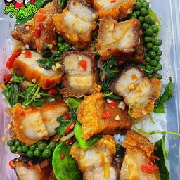 ข้าวผัดเผ็ดหมูกรอบ