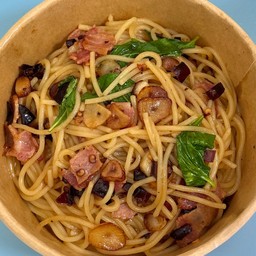 สปาเก็ตตี้เบคอนผัดพริกแห้ง