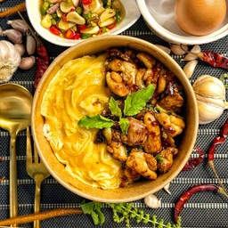 กะเพราไก่พริกแห้งราดข้าว