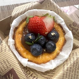 Cheese cake หน้าไหม้  top นูเทล่า สตรอว์เบอร์รี่ สด บลูเบอร์รี่