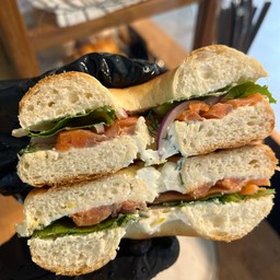 Smoked Salmon Bagel แซลม่อนรมควัน