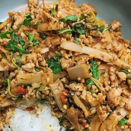 กระเพราหมูหน่อไม้ดองราดข้าว